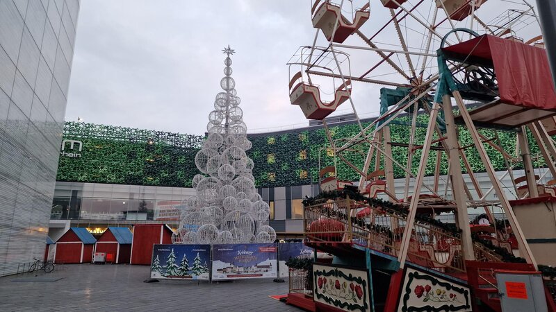 Die größte und auffälligste Neuerung auf dem Koblenzer Weihnachtsmarkt 2025 ist ein moderner Weihnachtskugelbaum, der auf dem Zentralplatz aufgestellt wird.