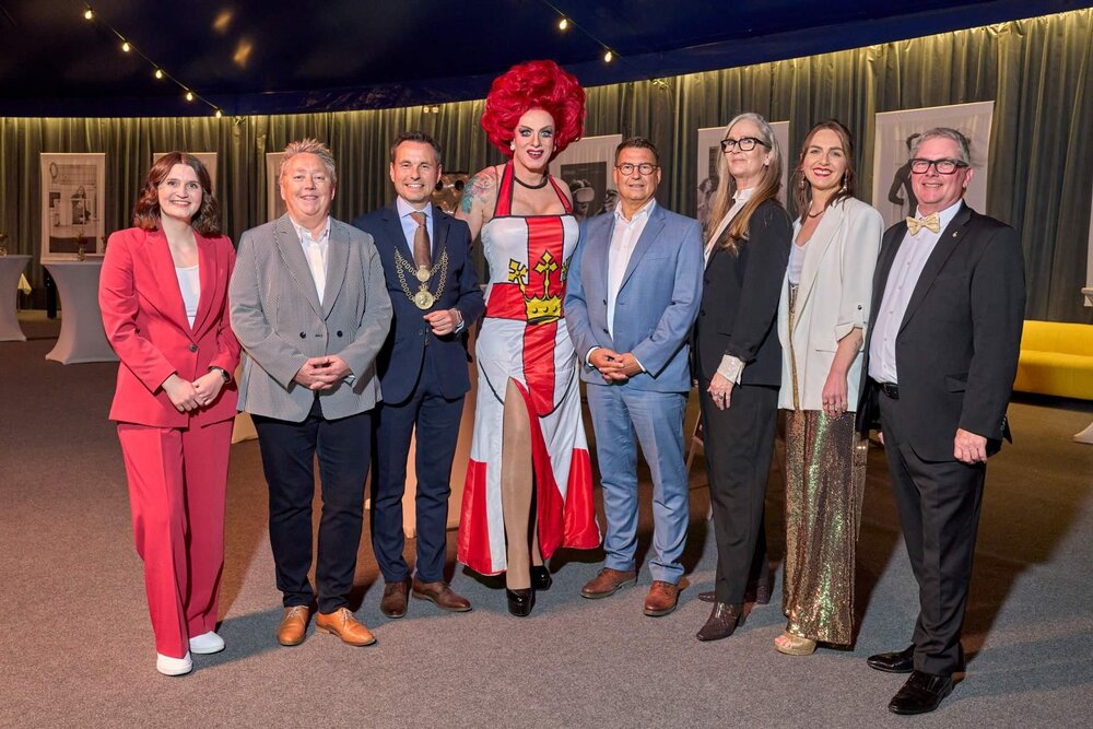 Gruppenbild mit Oberbürgermeister: David Langner (3. v.l.) präsentiert sich mit einigen Rednerinnen und Rednern, sowie Künstlerinnen und Künstlern der Stadtratssitzung zu seiner Amtseinführun Gruppenbild mit Oberbürgermeister: David Langner (3. v.l.) präsentiert sich mit einigen Rednerinnen und Rednern, sowie Künstlerinnen und Künstlern der Stadtratssitzung zu seiner Amtseinführun
