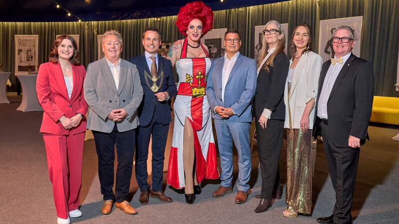 Gruppenbild mit Oberbürgermeister: David Langner (3. v.l.) präsentiert sich mit einigen Rednerinnen und Rednern, sowie Künstlerinnen und Künstlern der Stadtratssitzung zu seiner Amtseinführun
