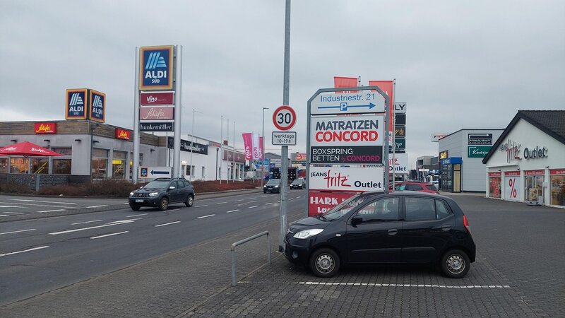 Im Gewerbepark Mülheim-Kärlich gilt in der Industriestraße neuerdings zwischen 10 und 19 Uhr ein Tempolimit von 30 km/h.