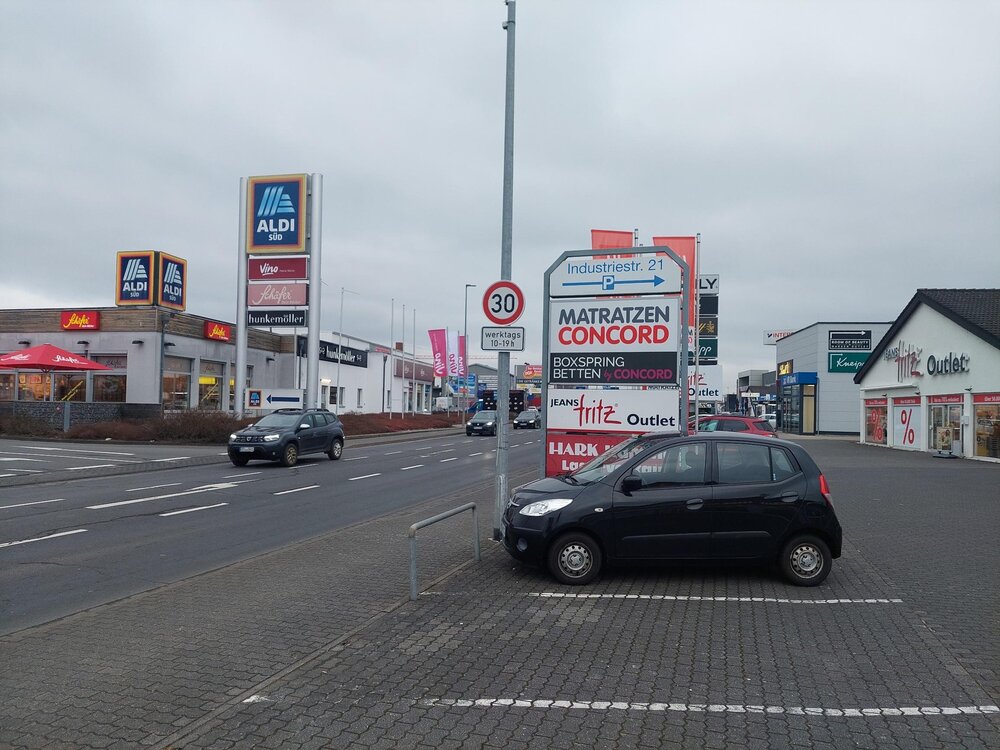 Im Gewerbepark Mülheim-Kärlich gilt in der Industriestraße neuerdings zwischen 10 und 19 Uhr ein Tempolimit von 30 km/h.
