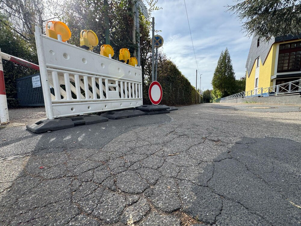 Straßenbauarbeiten an der Zufahrt der Grundschule im Koblenzer Stadtteil Kesselheim zu Einschränkungen.