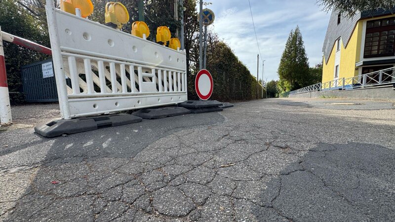 Straßenbauarbeiten an der Zufahrt der Grundschule im Koblenzer Stadtteil Kesselheim zu Einschränkungen.