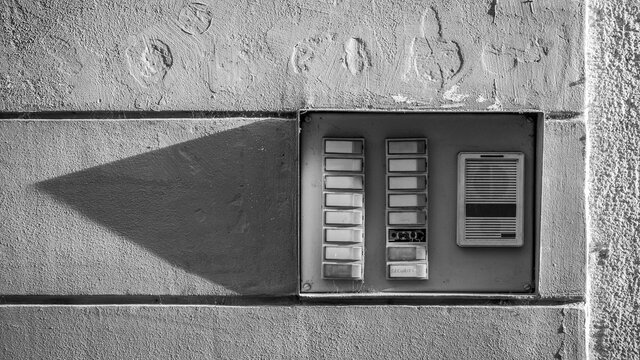 Türklingel, Symbolbild evm warnt vor falschen Mitarbeitern in Koblenz und Umgebung
