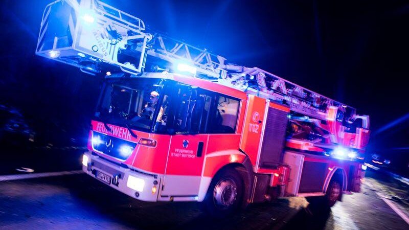 Einsatzkräfte verhinderten ein Übergreifen der Flammen. (Archivbild)