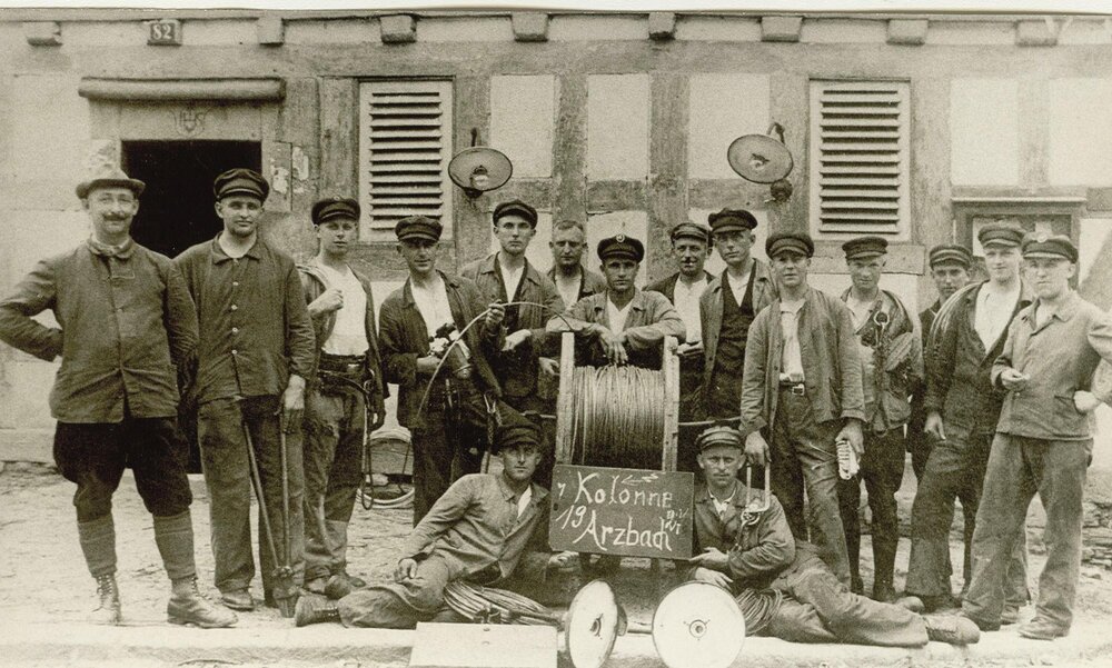 Im Jahr 1927 stellten sich die Kabelmonteure der Kolonne Arzbach zum Gruppenbild auf. Im Jahr 1927 stellten sich die Kabelmonteure der Kolonne Arzbach zum Gruppenbild auf.
