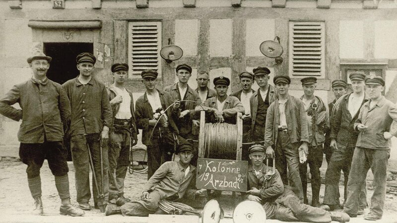 Im Jahr 1927 stellten sich die Kabelmonteure der Kolonne Arzbach zum Gruppenbild auf.