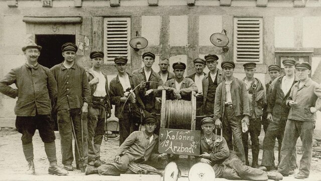 Im Jahr 1927 stellten sich die Kabelmonteure der Kolonne Arzbach zum Gruppenbild auf. Historischer Rückblick: So sah die evm in Koblenz früher aus