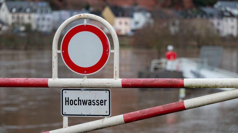 An Rhein und Mosel kommt es zu Überschwemmungen.