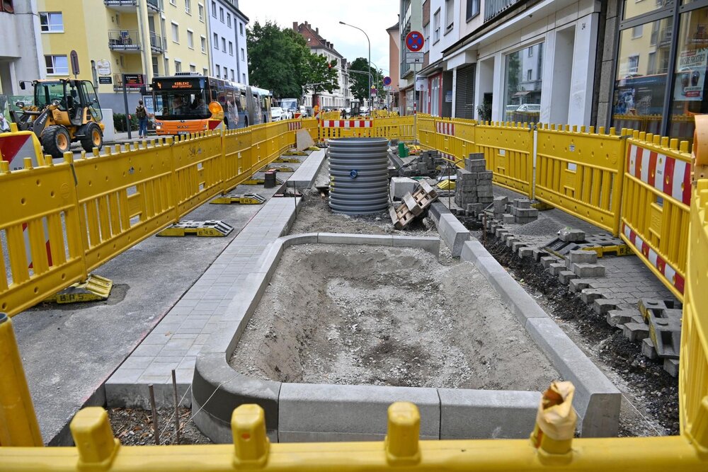 Die neuen Baumstandorte an der Moselweißer Straße sind schon gut zu erkennen. In der ersten Augustwoche wandert die Baustelle weiter.