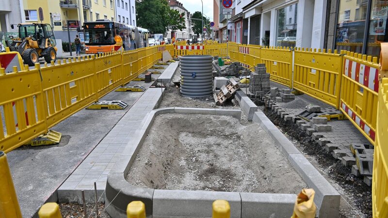 Die neuen Baumstandorte an der Moselweißer Straße sind schon gut zu erkennen. In der ersten Augustwoche wandert die Baustelle weiter.