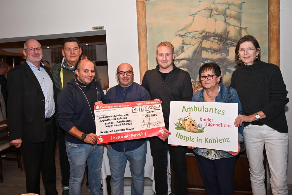 Stolz auf das Spendenergebnis des 1. Stehbachstrassen-Festes sind (von links nach rechts): Dr Michael Maasberg, Burkhard Hau, Ricardo Amico, Alfio Amico, Matthias Herkenrath, Waltraud Hillen Stolz auf das Spendenergebnis des 1. Stehbachstrassen-Festes sind (von links nach rechts): Dr Michael Maasberg, Burkhard Hau, Ricardo Amico, Alfio Amico, Matthias Herkenrath, Waltraud Hillen
