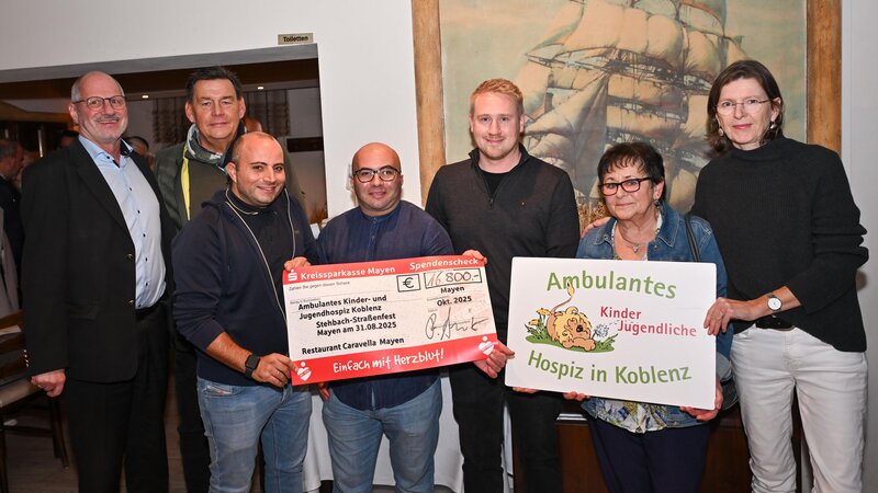 Stolz auf das Spendenergebnis des 1. Stehbachstrassen-Festes sind (von links nach rechts): Dr Michael Maasberg, Burkhard Hau, Ricardo Amico, Alfio Amico, Matthias Herkenrath, Waltraud Hillen 