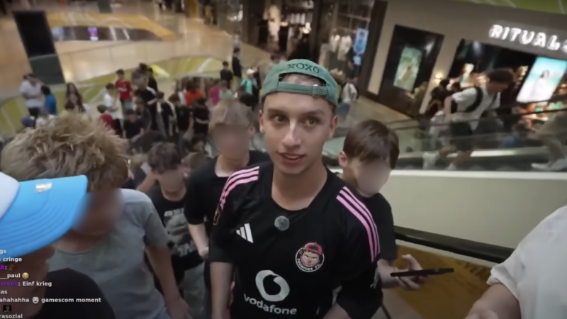 Streamer LetsHugo im Forum Mittelrhein in Koblenz, umringt von zahlreichen Fans.