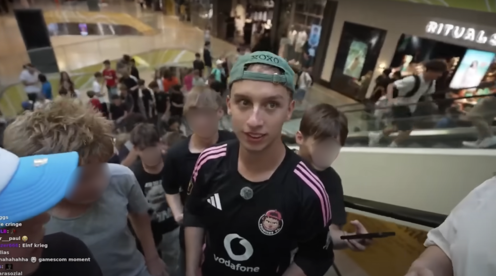 Streamer LetsHugo im Forum Mittelrhein in Koblenz, umringt von zahlreichen Fans. Streamer LetsHugo im Forum Mittelrhein in Koblenz, umringt von zahlreichen Fans.