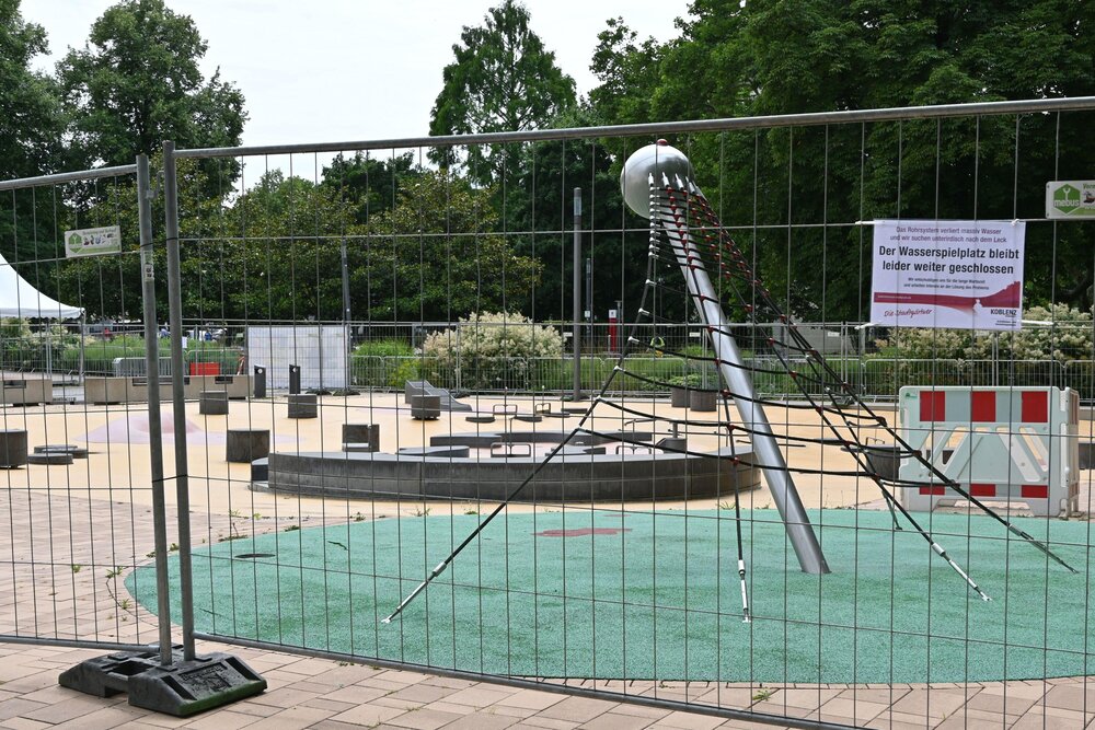 Der Wasserspielplatz bleibt weiter geschlossen. Es wird weiter nach einem Leck gesucht, durch das große Mengen Wasser aus dem System verschwinden.