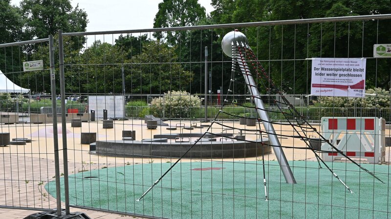 Der Wasserspielplatz bleibt weiter geschlossen. Es wird weiter nach einem Leck gesucht, durch das große Mengen Wasser aus dem System verschwinden.