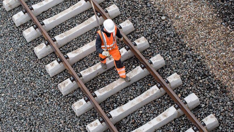 Die Deutsche Bahn hat zahlreiche Baumaßnahmen zur Modernisierung der Infrastruktur am linken Rhein angekündigt.