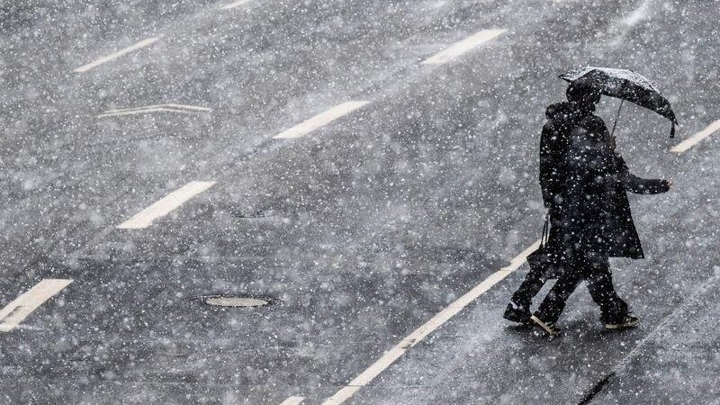 Auch in Frankfurt schneit es bereits kräftig.