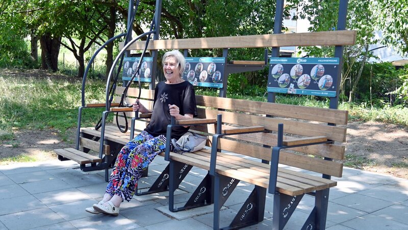 Ursula Rottleb probiert die neue Fitnessbank auf dem Gülser Marktplatz aus. Mithilfe der integrierten Trainingsmöglichkeiten lassen sich zahlreiche Übungen für Kraft, Beweglichkeit und Gleich