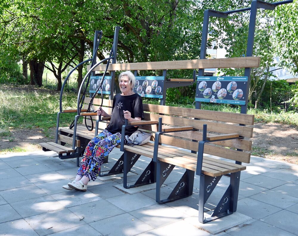 Ursula Rottleb probiert die neue Fitnessbank auf dem Gülser Marktplatz aus. Mithilfe der integrierten Trainingsmöglichkeiten lassen sich zahlreiche Übungen für Kraft, Beweglichkeit und Gleich