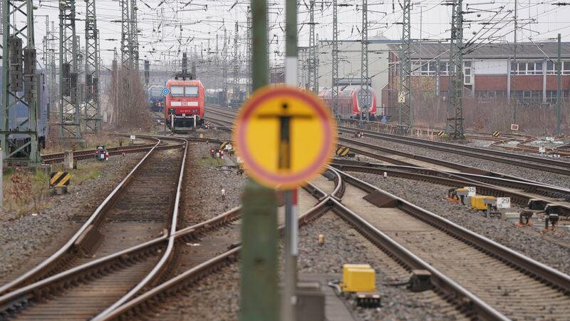 Die Züge zwischen Koblenz und Köln rollen so langsam wieder an.