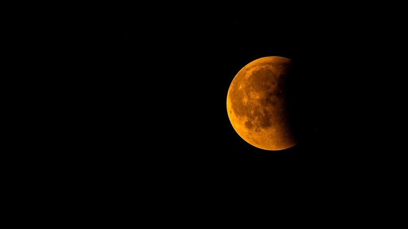 Ein Blutmond wird am Sonntag über der Region zu sehen sein.