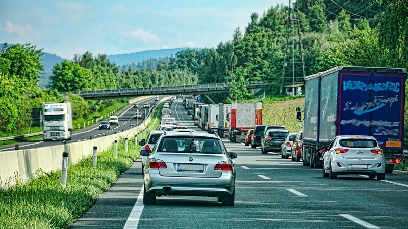 Stauprognose des ADAC: Im Osterreiseverkehr kann es auf den Autobahnen rund um Koblenz zu langen Staus kommen.