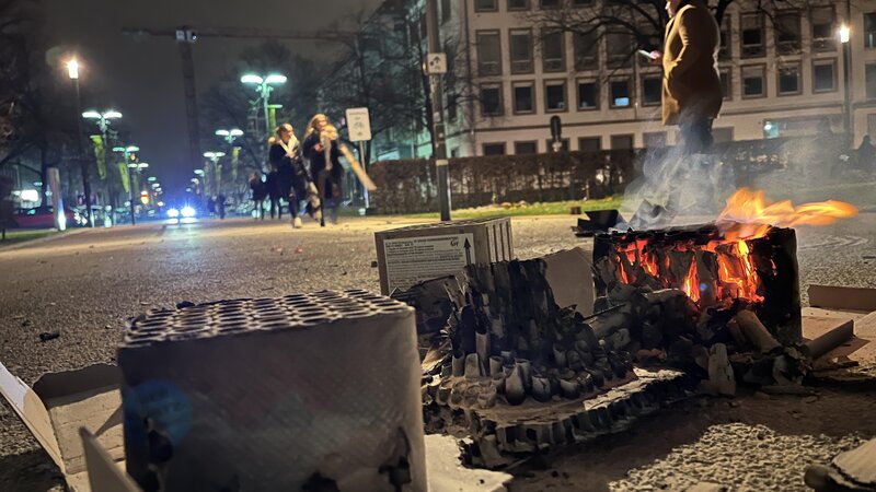 Überreste ein es Silvesterfeuerwerks unweit des Kurfürstlichen Schlosses in Koblenz (Archivbild)