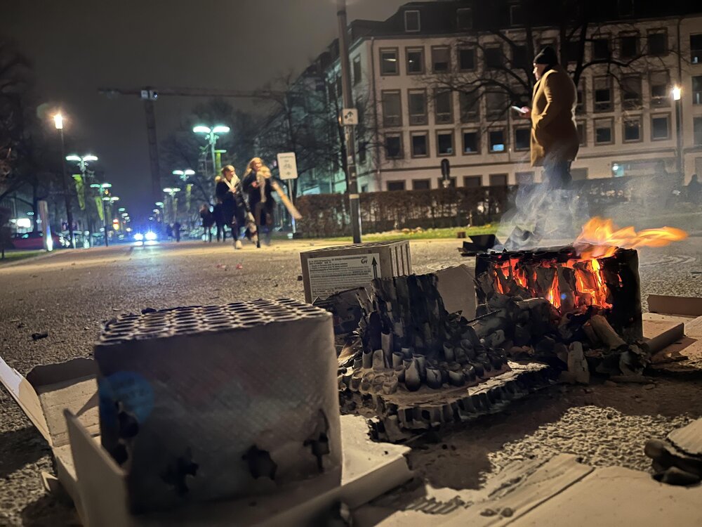 Überreste ein es Silvesterfeuerwerks unweit des Kurfürstlichen Schlosses in Koblenz (Archivbild)