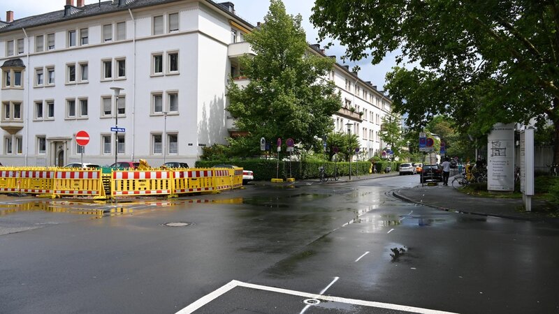Die Johannes-Müller-Straße wird an der Kreuzung zur Südallee aufgrund von Bauarbeiten vollständig gesperrt. Die Notaufnahme des Evangelischen Stifts bleibt über die Ludwigstraße/Südallee erre