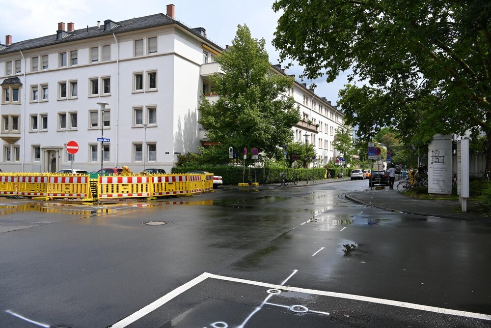 Die Johannes-Müller-Straße wird an der Kreuzung zur Südallee aufgrund von Bauarbeiten vollständig gesperrt. Die Notaufnahme des Evangelischen Stifts bleibt über die Ludwigstraße/Südallee erre