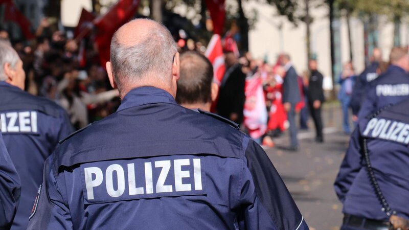 Die Polizei überwacht die Sicherheit beim Koblenzer Karneval.