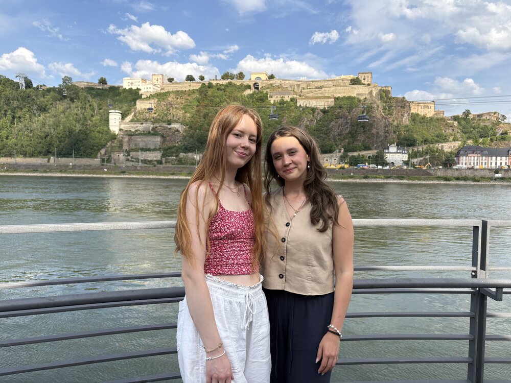 Farina (links) und Frida (rechts) suchen nach neuen Kontakten für einen Trip ins Phantasialand. Farina (links) und Frida (rechts) suchen nach neuen Kontakten für einen Trip ins Phantasialand.