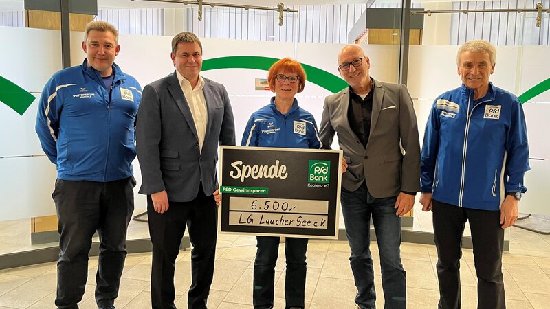 Den symbolischen Spendenscheck überreichten Michael Zehe, Vertriebsleiter Finanzierung der PSD Bank Koblenz (2. von rechts), und Sascha Ernst, Leiter Marketing und Vertriebsmanagement (2. von