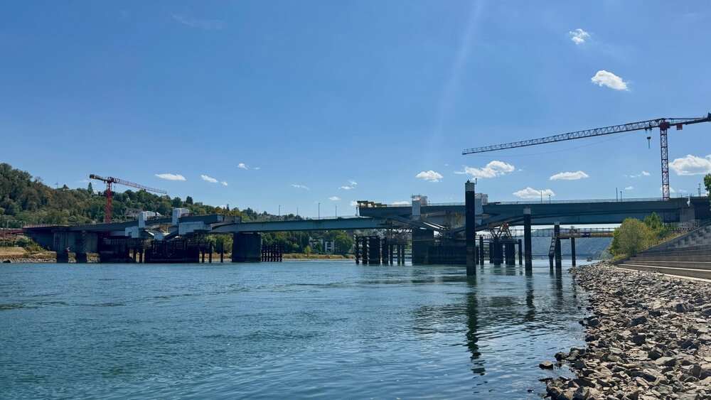Die Pfaffendorfer Brücke noch ohne die mittleren Stahlbauteile, die die Stahlkonstruktion vervollständigen wird.