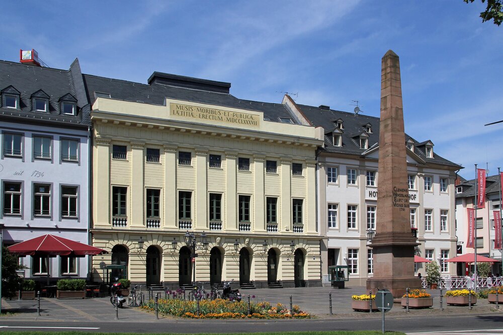 Theater Koblenz mit dem Obelisken auf dem Deinhardplatz