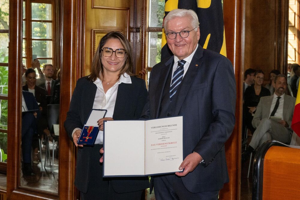 Zemfira Dlovani erhielt im Oktober 2025 das Bundesverdienstkreuz von Bundespräsident Steinmeier in Andernach. Zemfira Dlovani erhielt im Oktober 2025 das Bundesverdienstkreuz von Bundespräsident Steinmeier in Andernach.