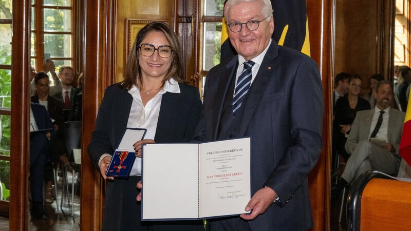 Zemfira Dlovani erhielt im Oktober 2025 das Bundesverdienstkreuz von Bundespräsident Steinmeier in Andernach.