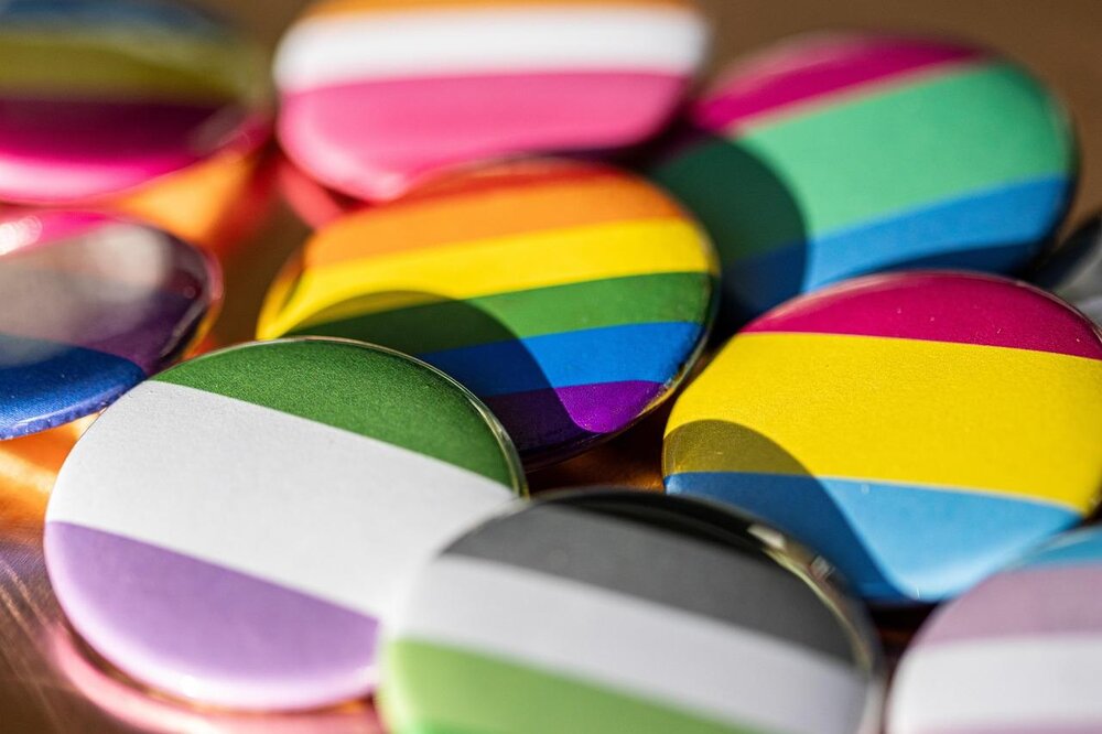 Bunte Pins (Symbolbild) Bunte Pins (Symbolbild)