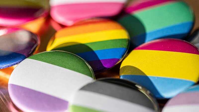 Bunte Pins (Symbolbild)