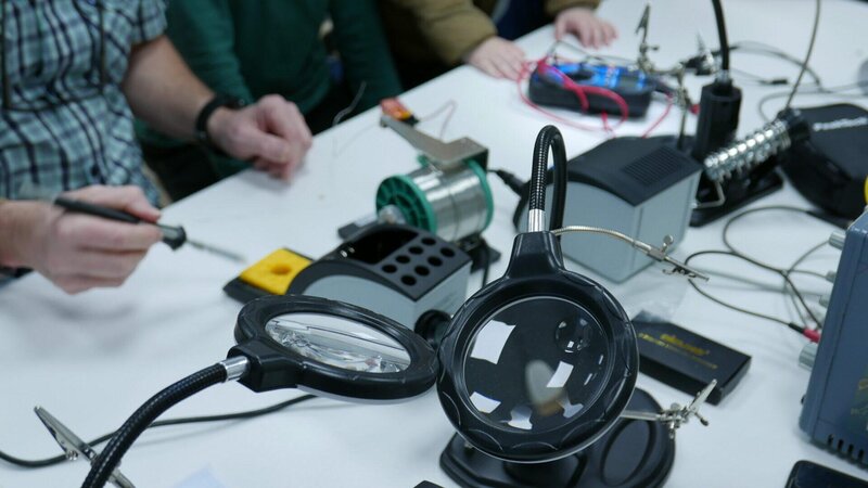 In der Elektronik-Werkstatt bietet der MakerSpace Mayen-Koblenz Kurse für alle Altersgruppen und Fähigkeitsniveaus an.