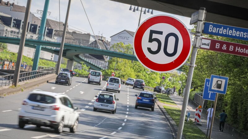 Der Kommunale Servicebetrieb tauscht die Verkehrsschilder entlang der Bundesstraße 9 in Koblenz aus.