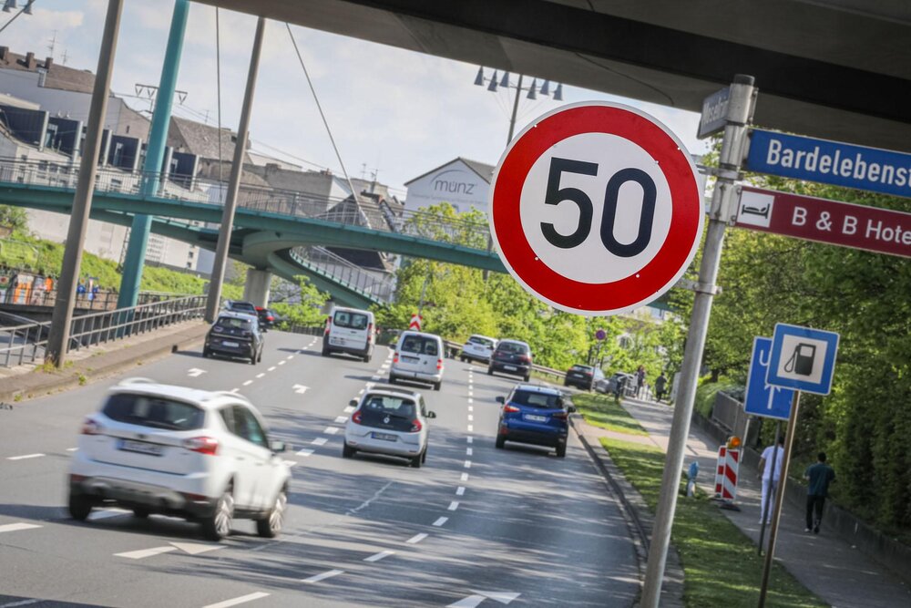 Der Kommunale Servicebetrieb tauscht die Verkehrsschilder entlang der Bundesstraße 9 in Koblenz aus.