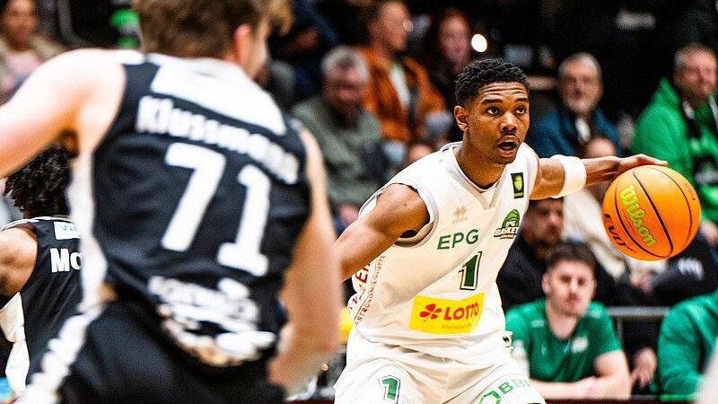 Die EPG Baskets Koblenz (am Ball) verloren jüngst in eigener Halle mit 93:95 gegen Paderborn. In zwei, drei Jahren streben sie Spitzenplätze an.