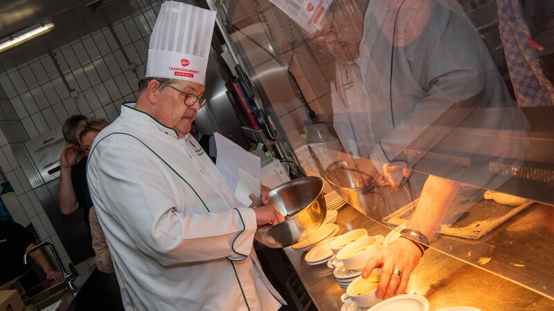 Zum 15. und gleichzeitig letzten Mal lud Spitzenkoch Jean-Luc Mundel am Freitag in Koblenz wohnungslose Menschen zum Weihnachtsdinner „Warmes von Herzen“ ein.