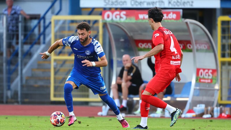 Der FC Cosmos (blaue Spielkleidung) muss um die Wertung des mit 2:1 gewonnenen Koblenzer Stadtderbys gegen den FC Rot-Weiss (ganz in Rot) bangen.