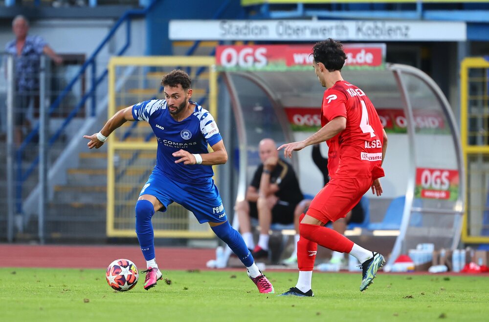 Der FC Cosmos (blaue Spielkleidung) muss um die Wertung des mit 2:1 gewonnenen Koblenzer Stadtderbys gegen den FC Rot-Weiss (ganz in Rot) bangen. Der FC Cosmos (blaue Spielkleidung) muss um die Wertung des mit 2:1 gewonnenen Koblenzer Stadtderbys gegen den FC Rot-Weiss (ganz in Rot) bangen.