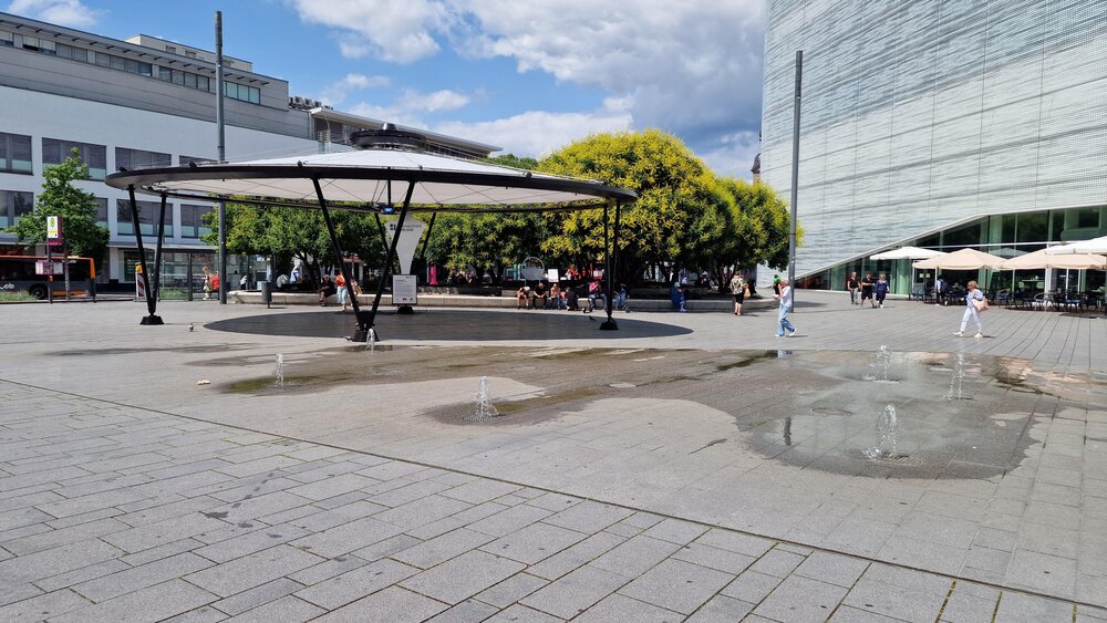 Im Sommer war bereits ein Sonnensegel am Zentralplatz in Koblenz aufgebaut.