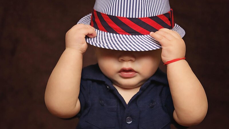 Baby mit Hut, Smbolfoto